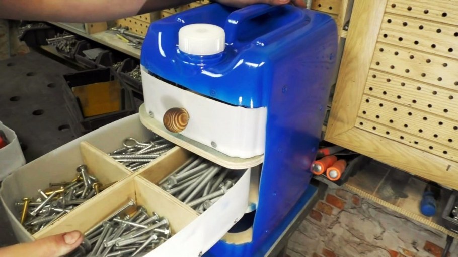 Ящики из канистр для гаража