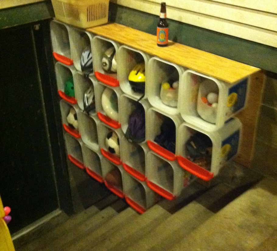 Стеллаж из канистр в гараже