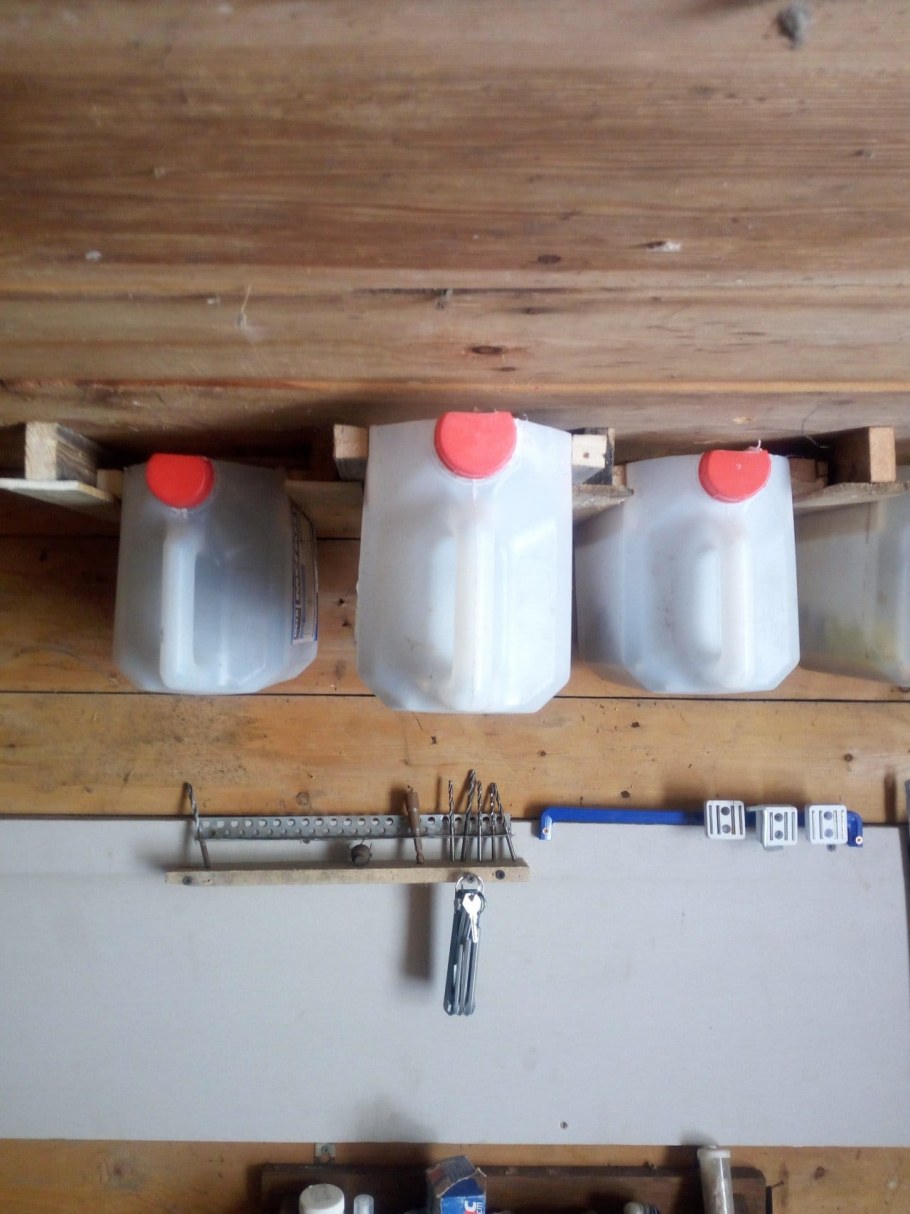 Полки из канистр