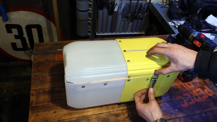 Ящик из пластиковой канистры