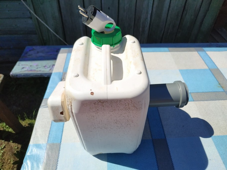 Ящик из пластиковой канистры