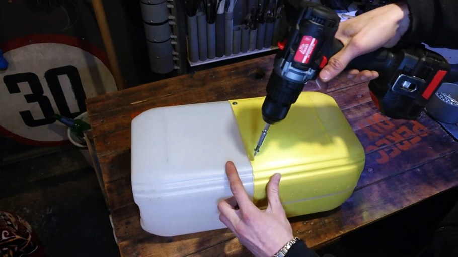 Разноска для инструмента из канистры