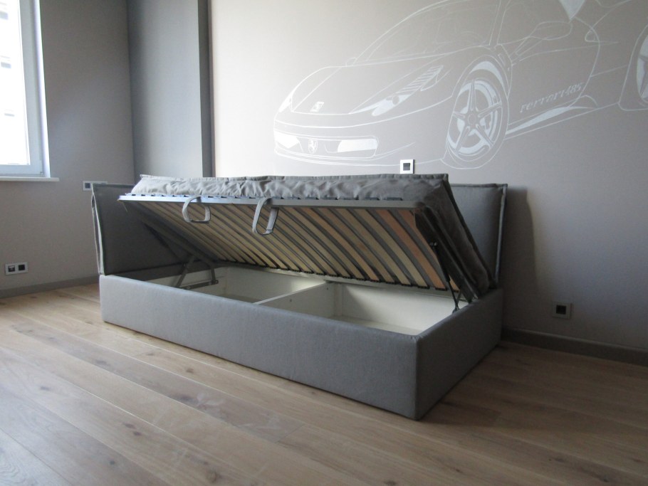 Поперек кровати