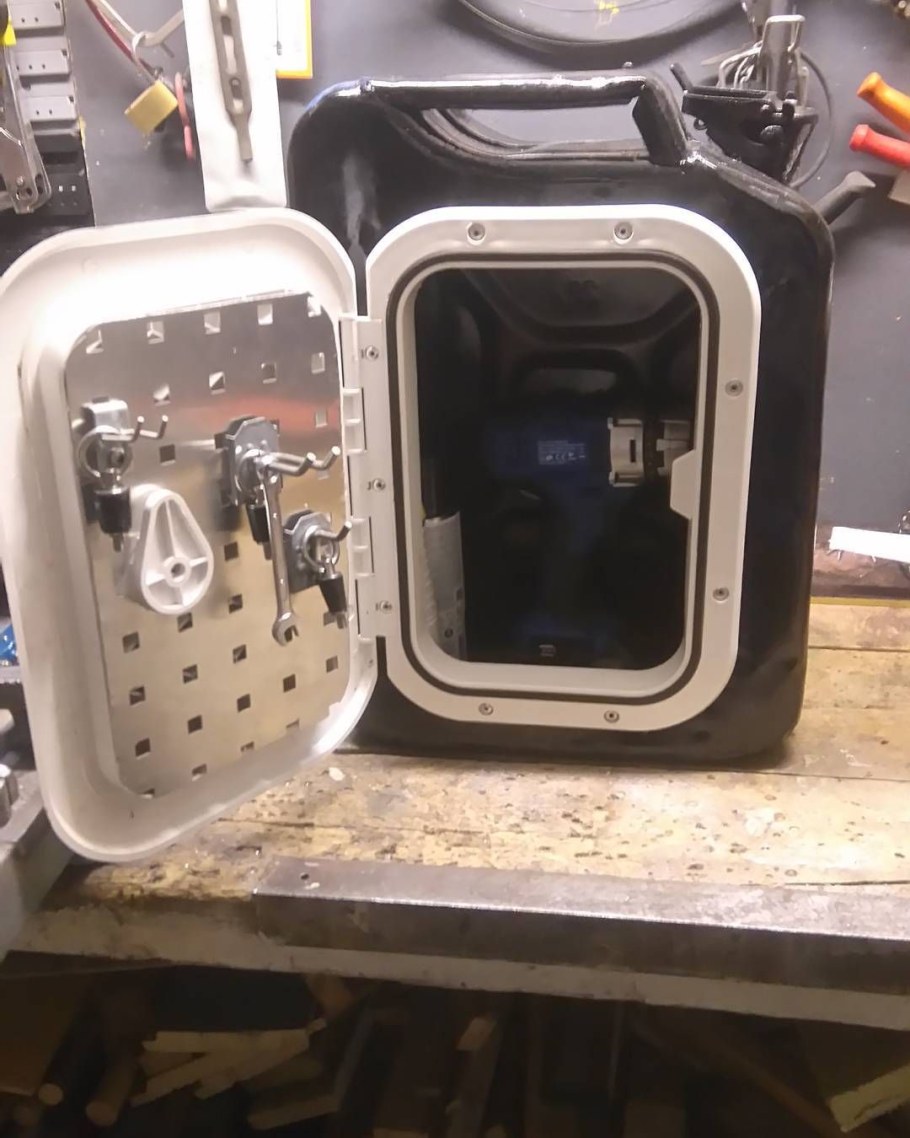 Ящик под инструменты из канистры