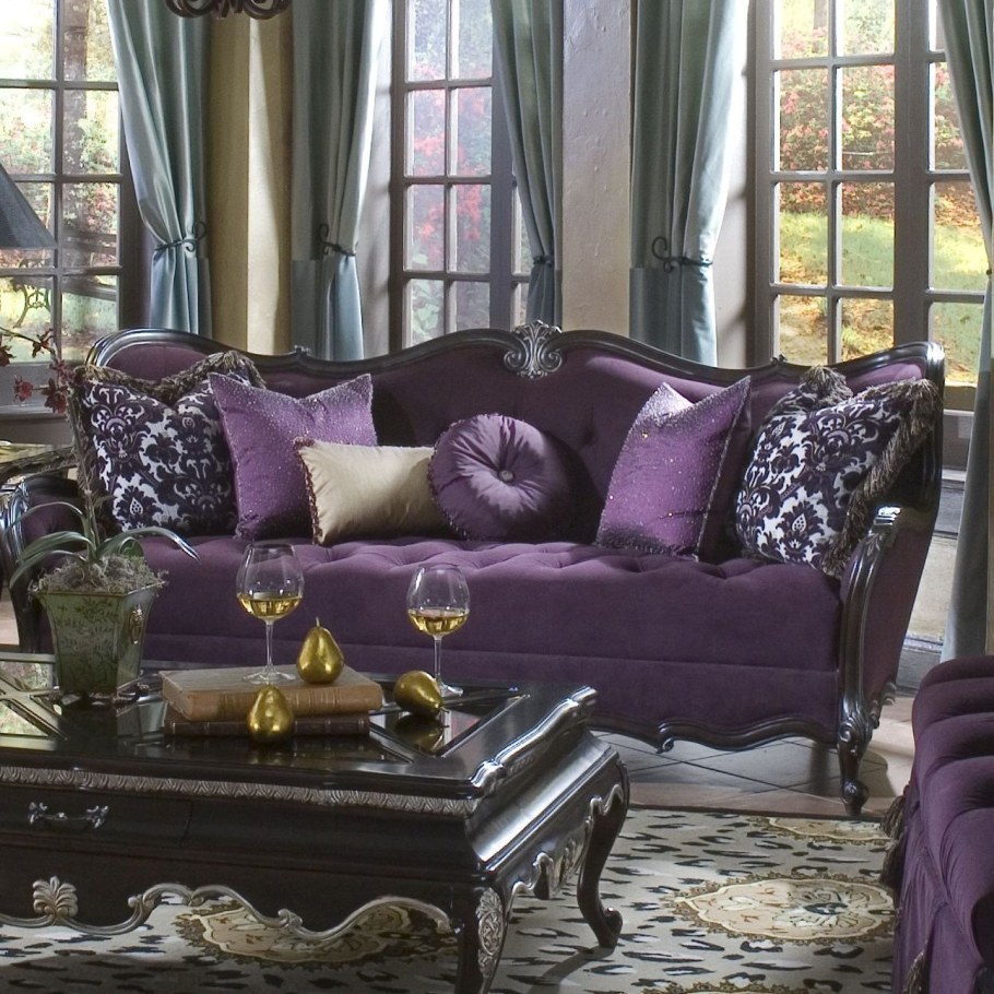 Диван фиолетового цвета