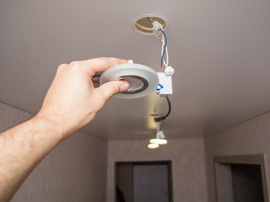Монтаж потолочных светильников