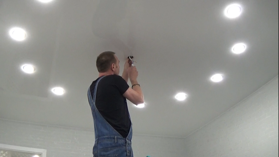 Монтаж освещения в натяжных потолках