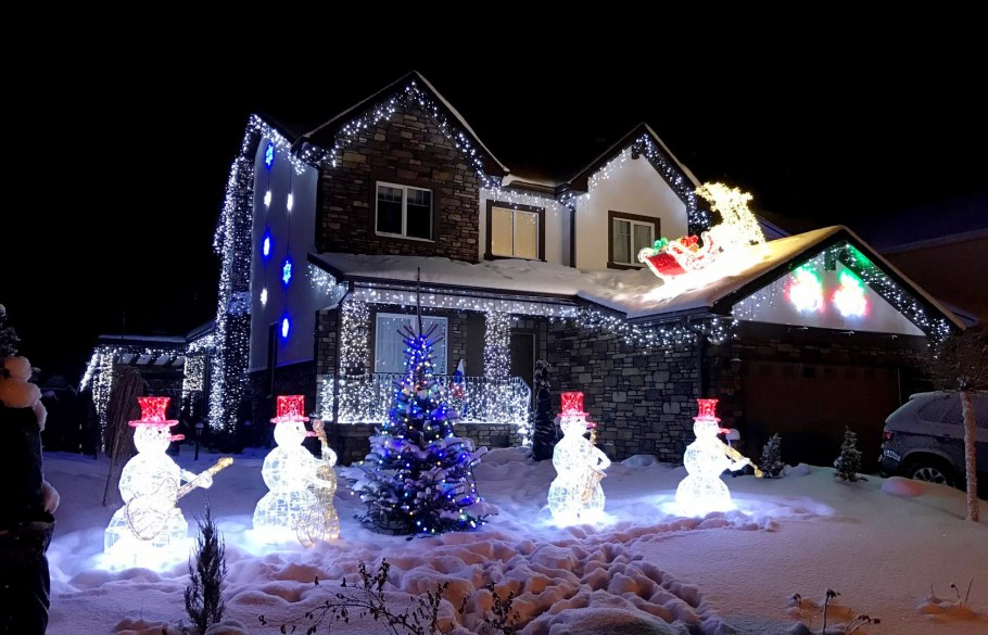 Новогоднее украшение фасада дома