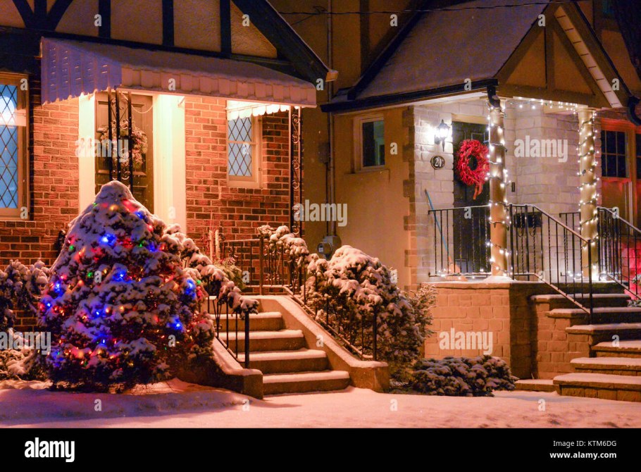 Елка во дворе частного дома на новый год