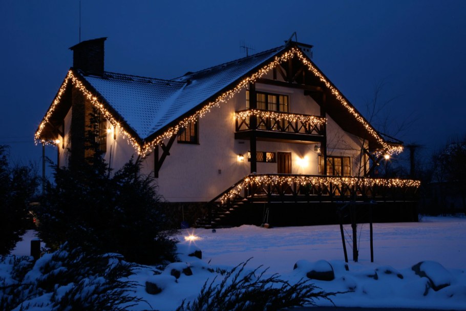 Новогоднее освещение загородного дома
