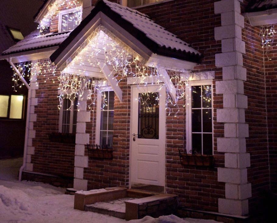 Украшение фасадов домов гирляндами