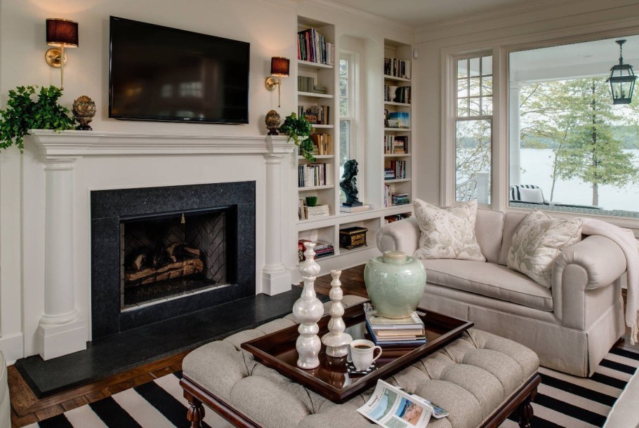 Современная гостиная с камином