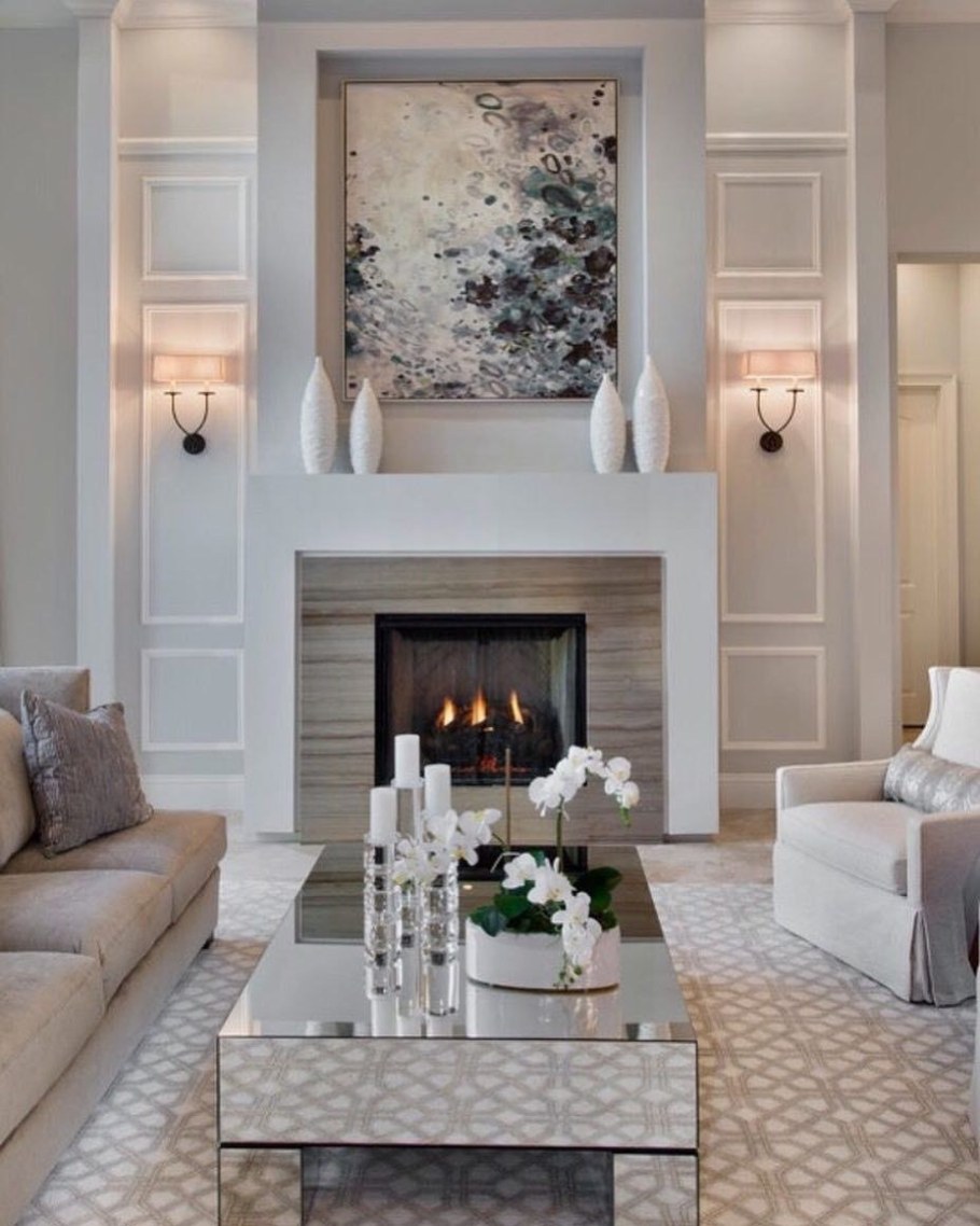 Светлая гостиная с камином
