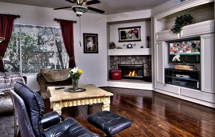 Камины в интерьере гостиной