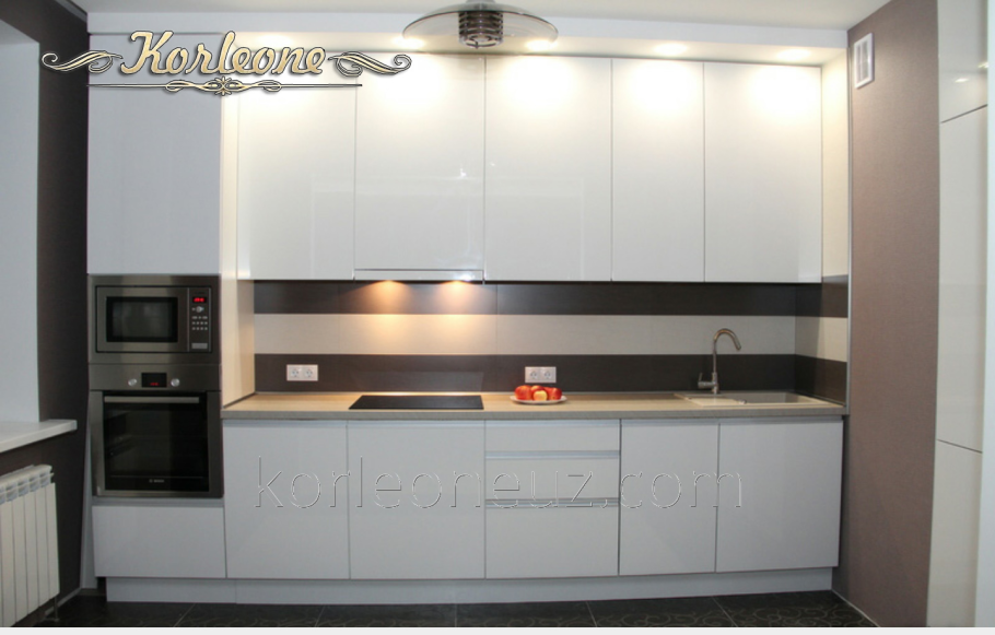 Кухня с высокими верхними шкафами