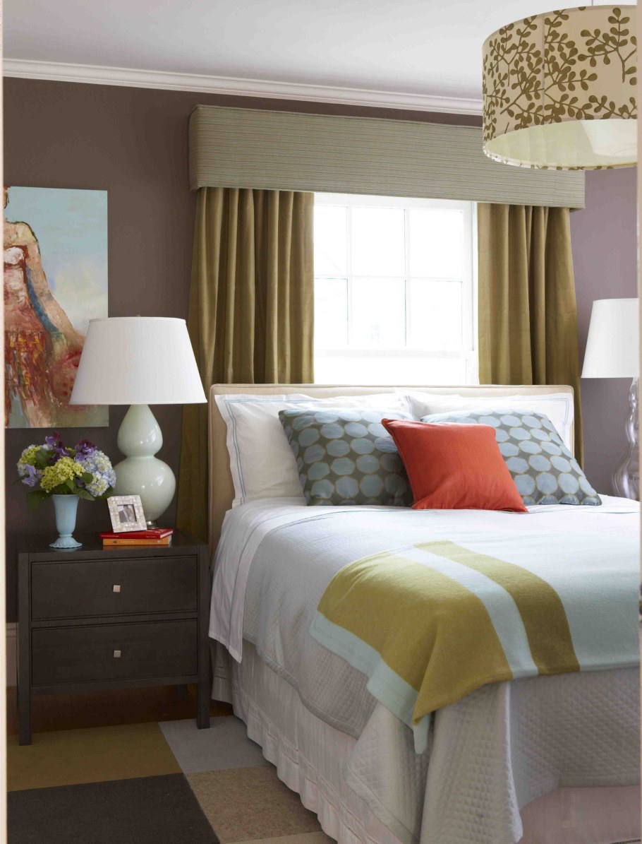 Кровать изголовьем к окну