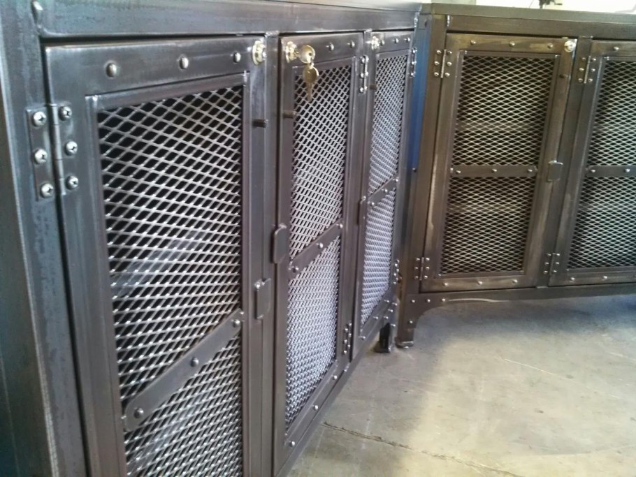 Мебель в стиле лофт из металла с сеткой ЦПВС