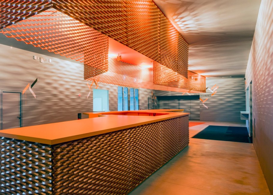 Перфорированные металлические панели в интерьере