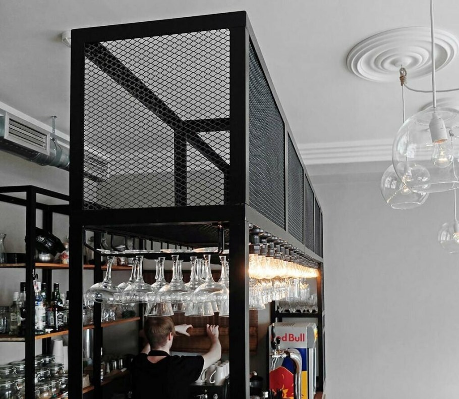 Барная стойка с металлической сеткой