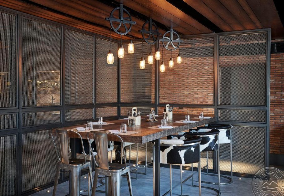 Рабица в интерьере кафе