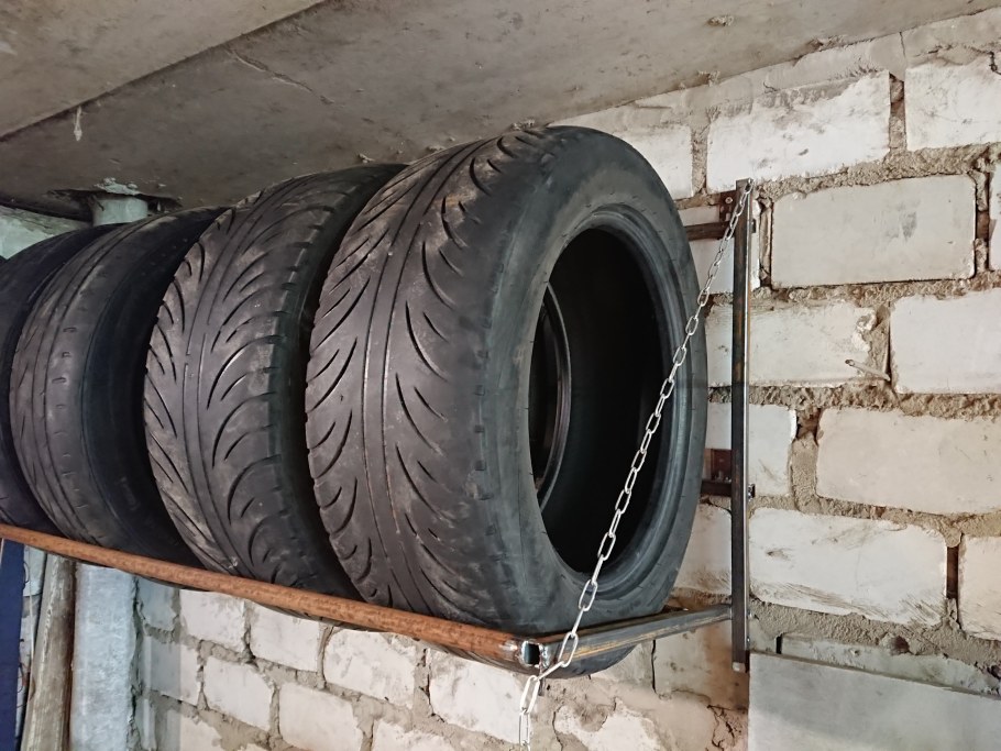 Подставка для хранения колес в гараже