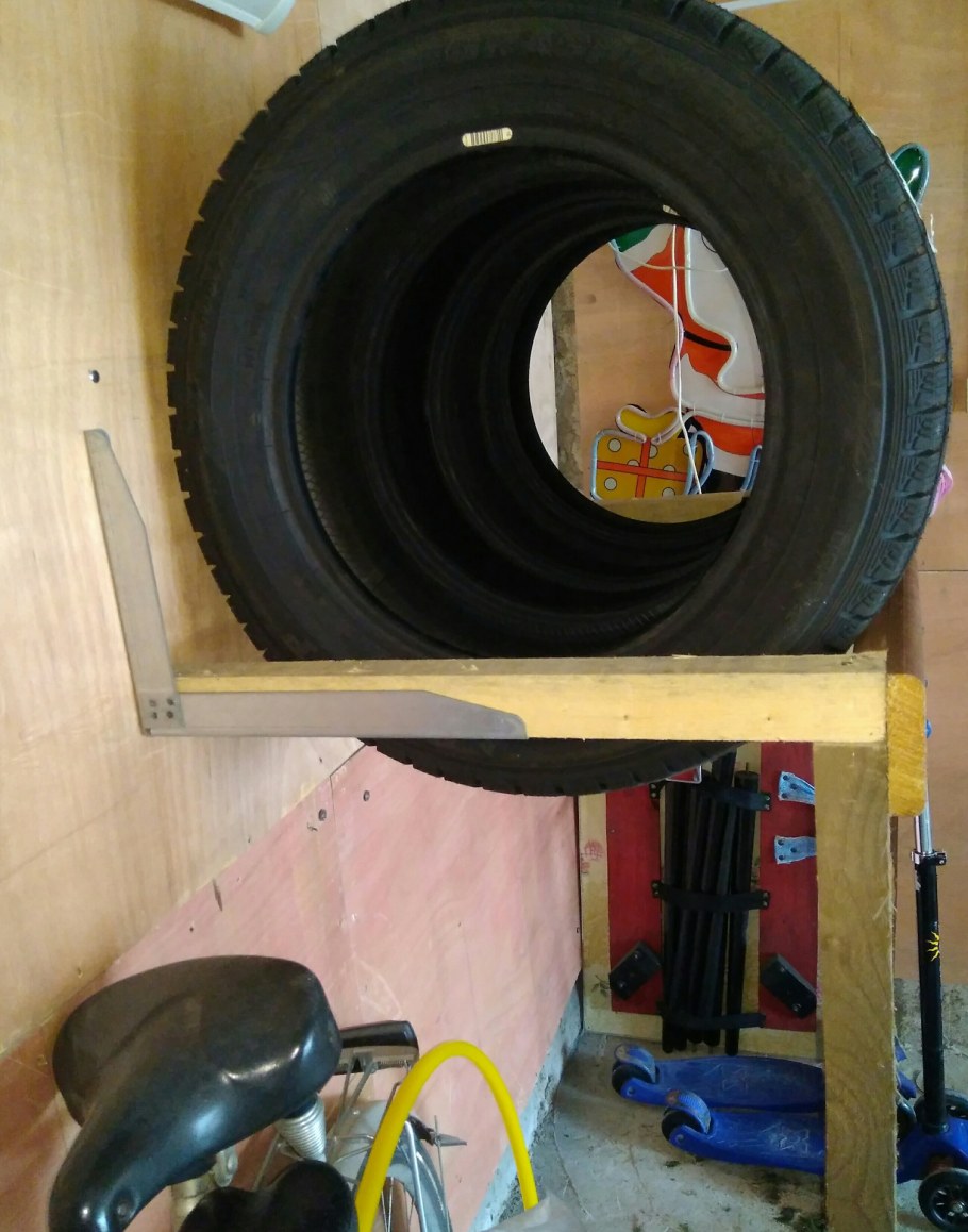 Стеллаж для колес в гараж