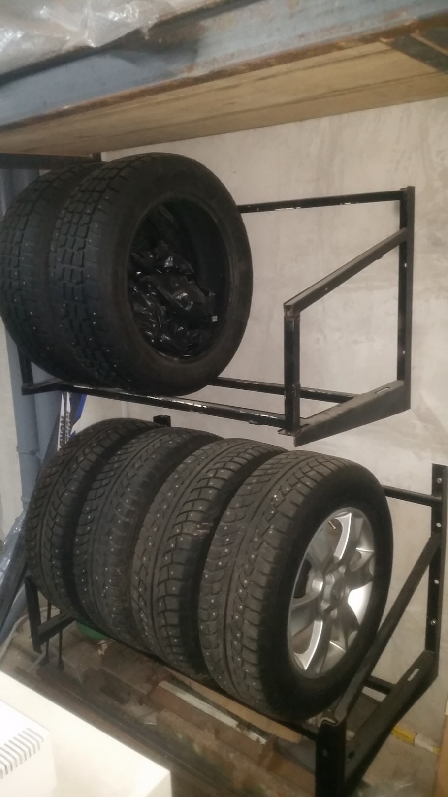 Стеллаж для колес в гараж