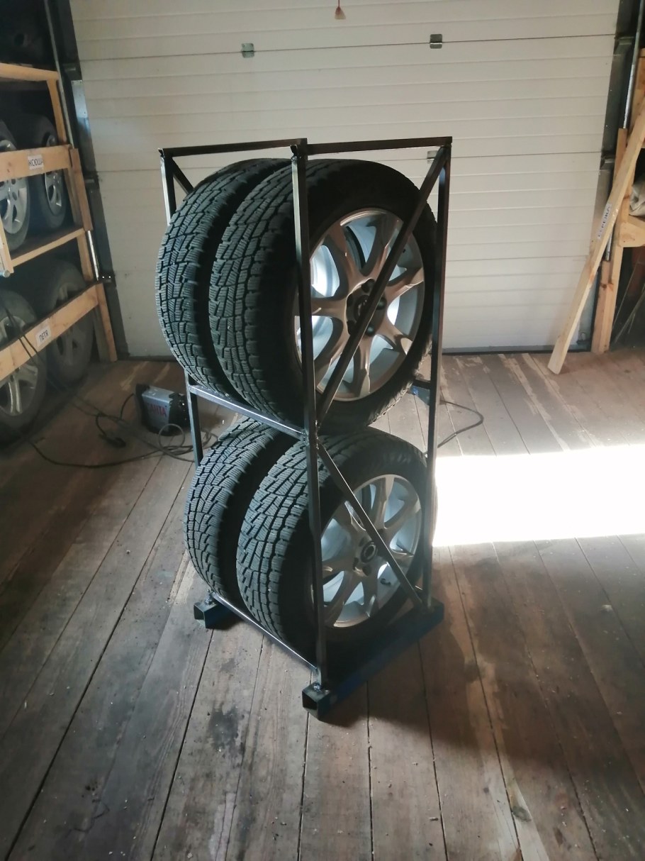 Полка для колес в гараже