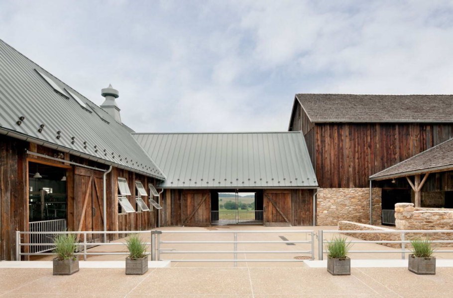 Дом фермера с амбаром