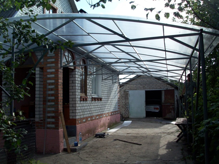 Навес между домом и летней кухней