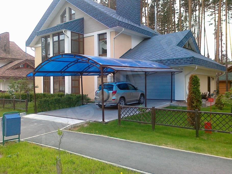 Дом с навесом для машины