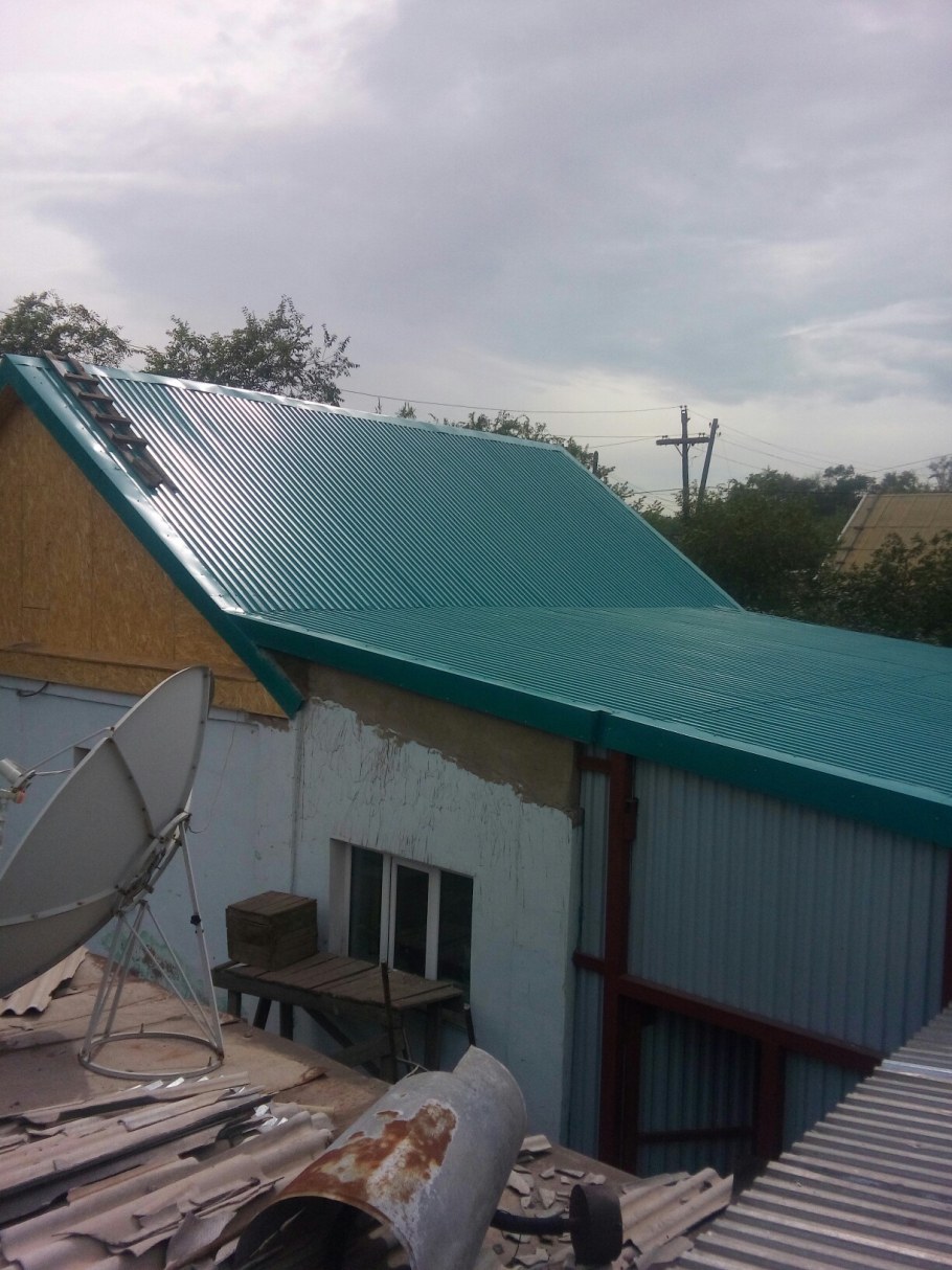 Крытый двор в частном доме из профнастила