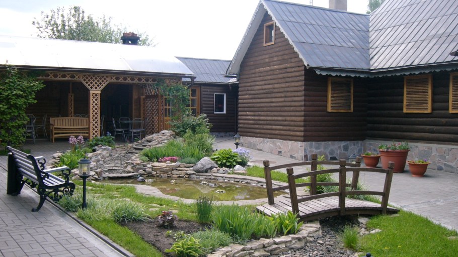 Двор частного дома в деревне