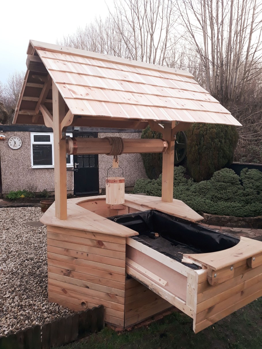 Оригинальный домик для колодца