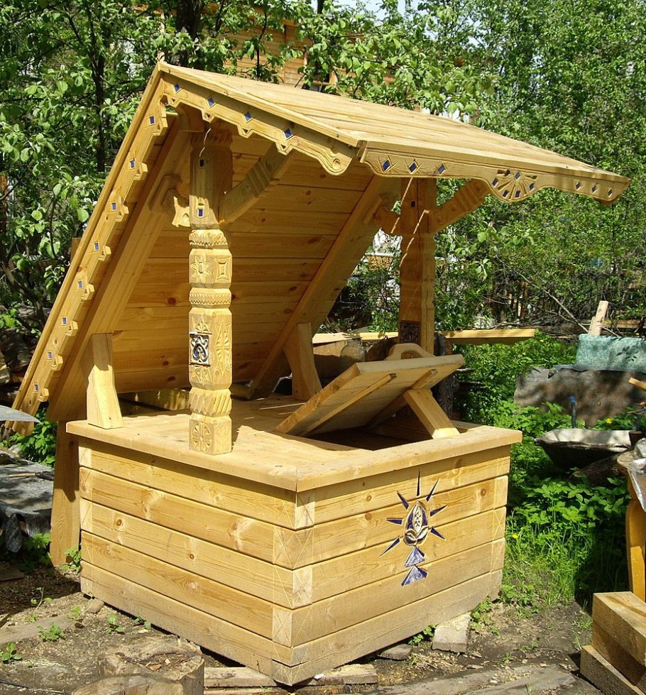 Красивый домик для колодца