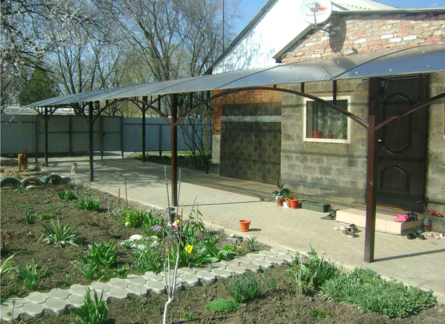 Навесы из поликарбоната во дворе