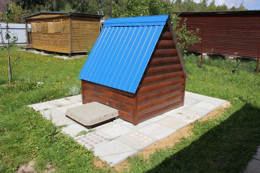 Колодец с крышей домиком