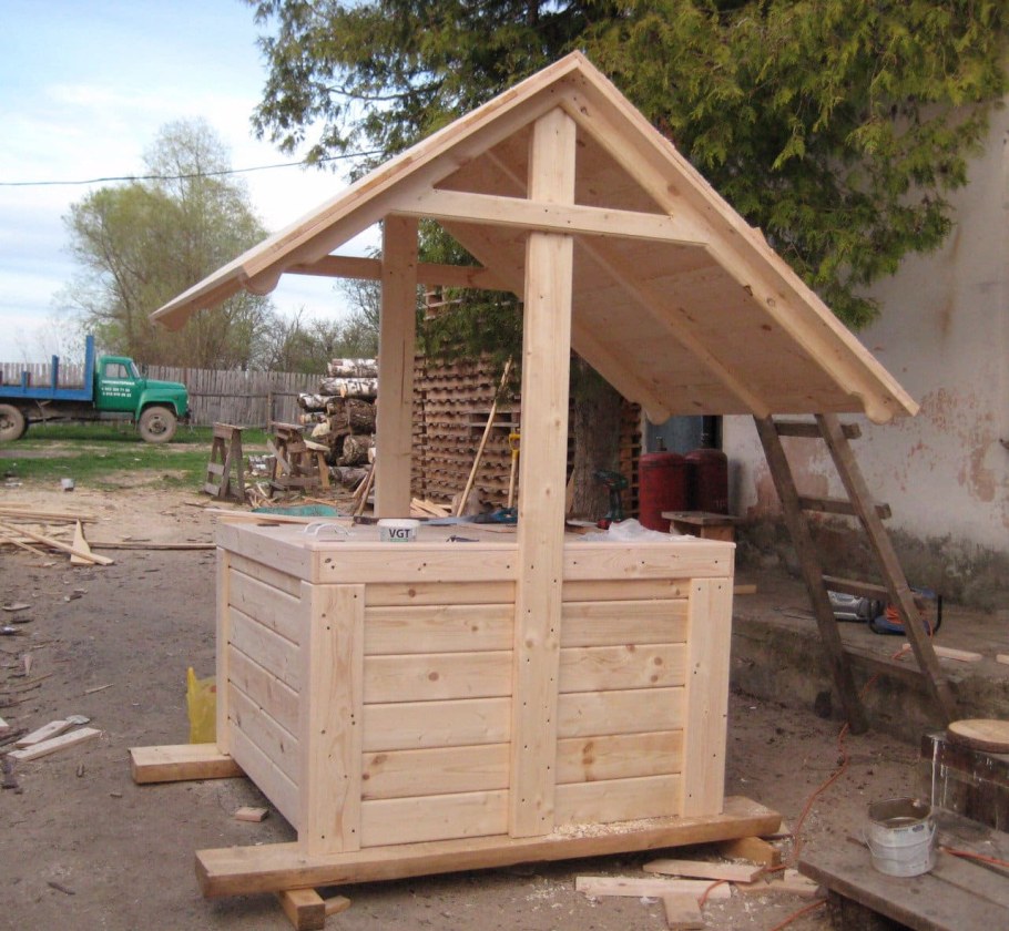 Домик над колодцем