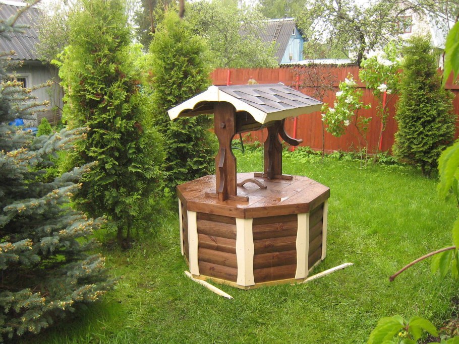 Украшение колодца на даче