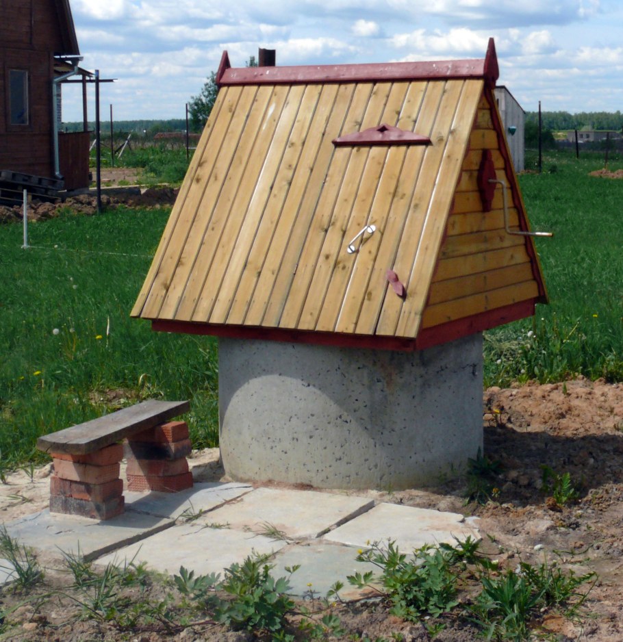 Деревянный домик для колодца