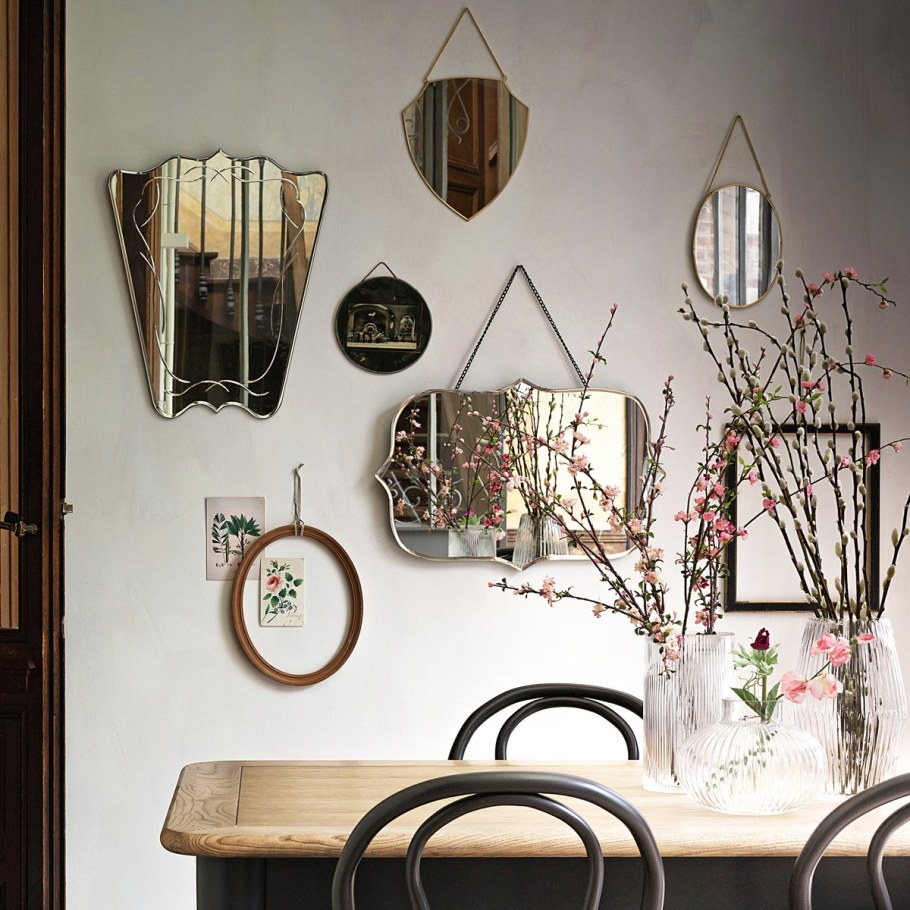 Маленькие зеркала на стене в интерьере