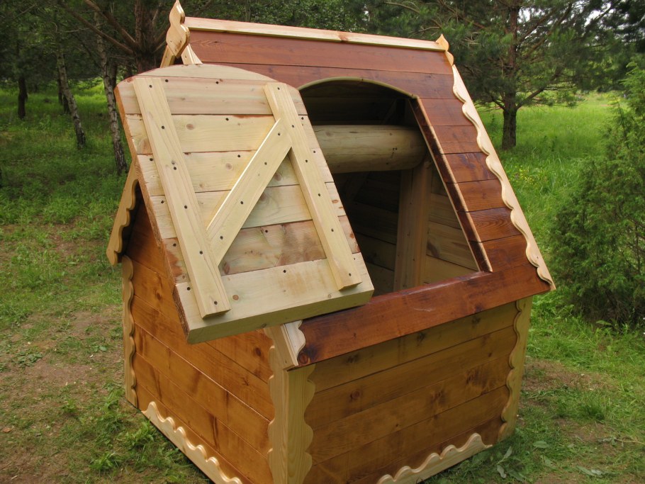 Домик для колодца из дерева