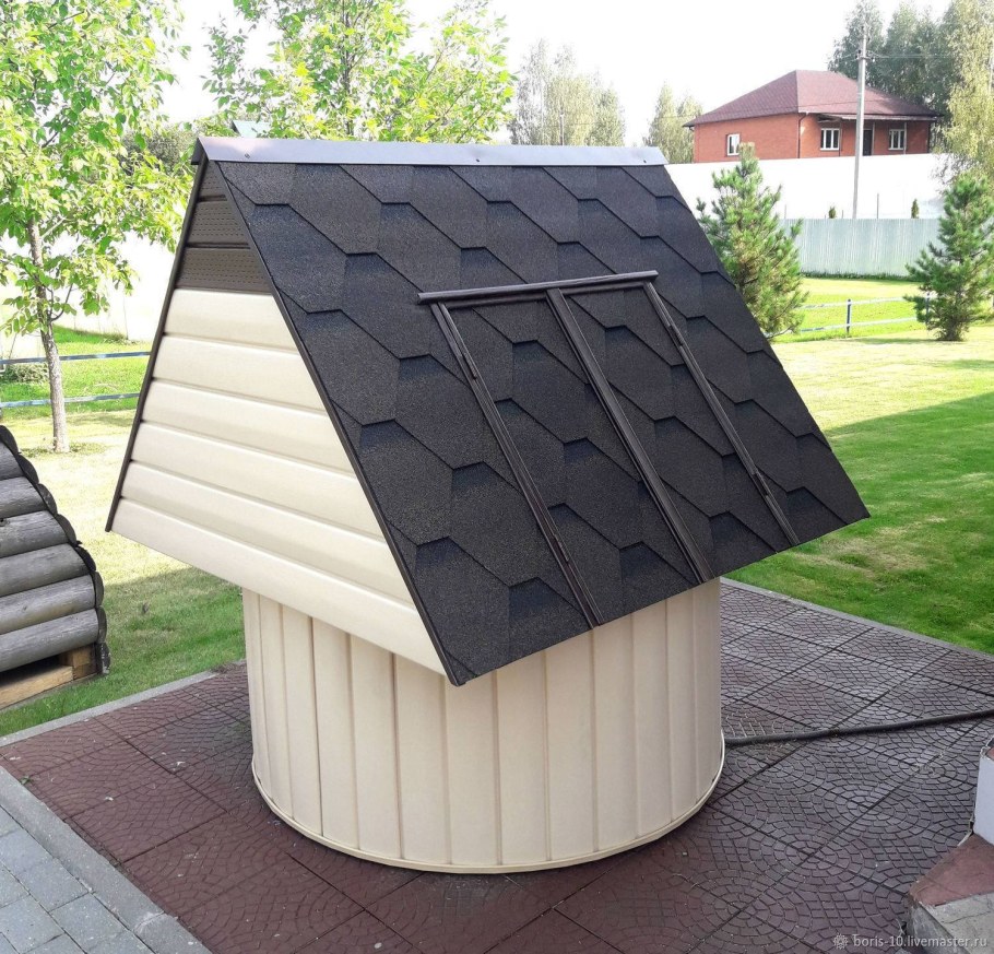 Деревянный домик для колодца