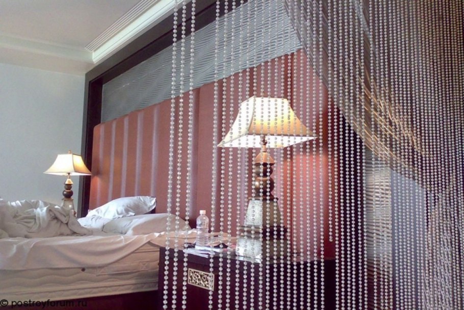 Зонирование комнаты шторами