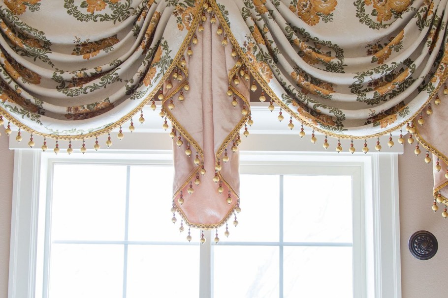 Ламбрекен со свагами и джаботами