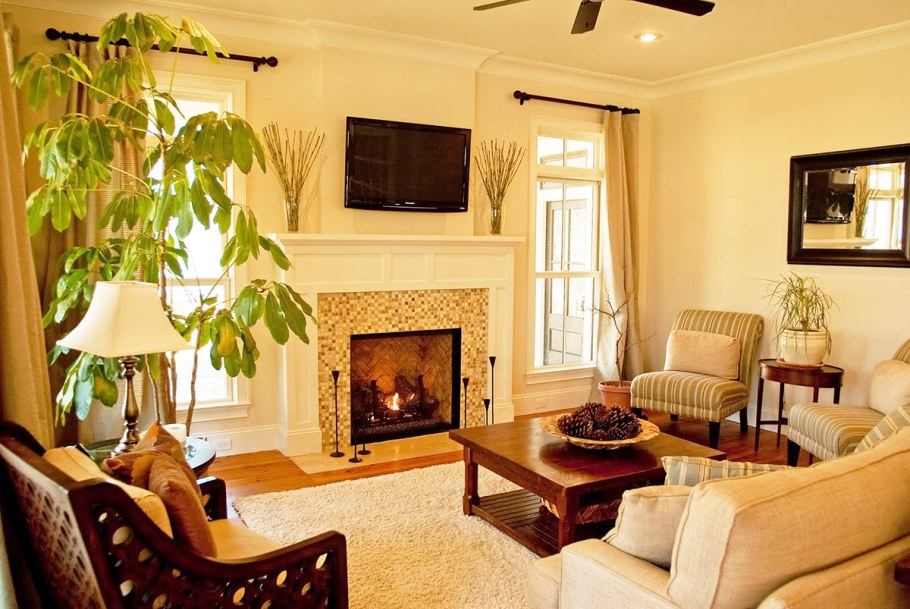 Интерьер зала с камином