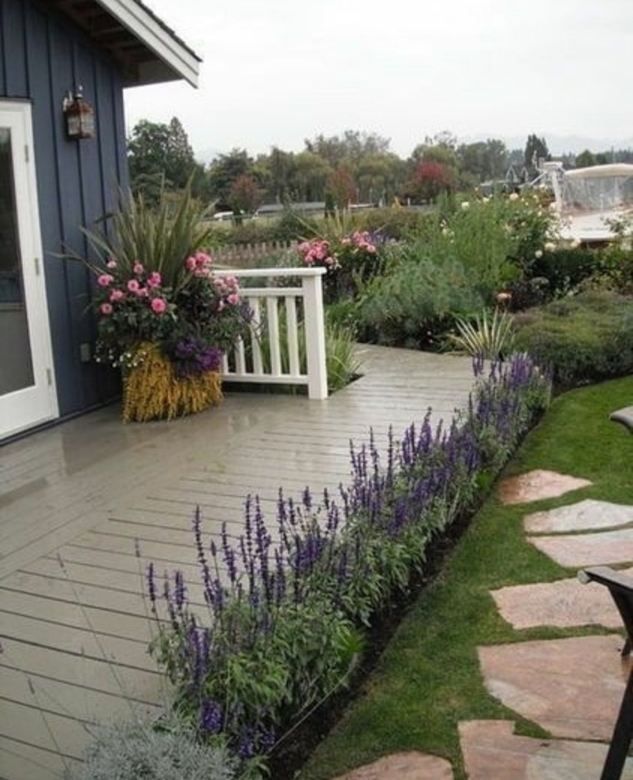 Клумба возле террасы