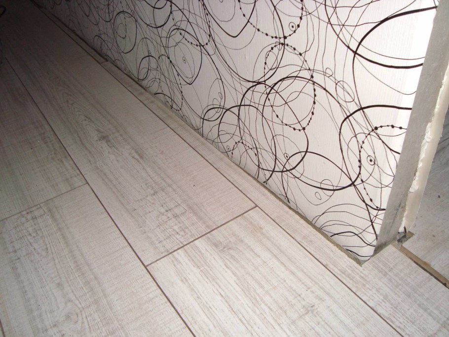 Плитка без плинтуса на полу