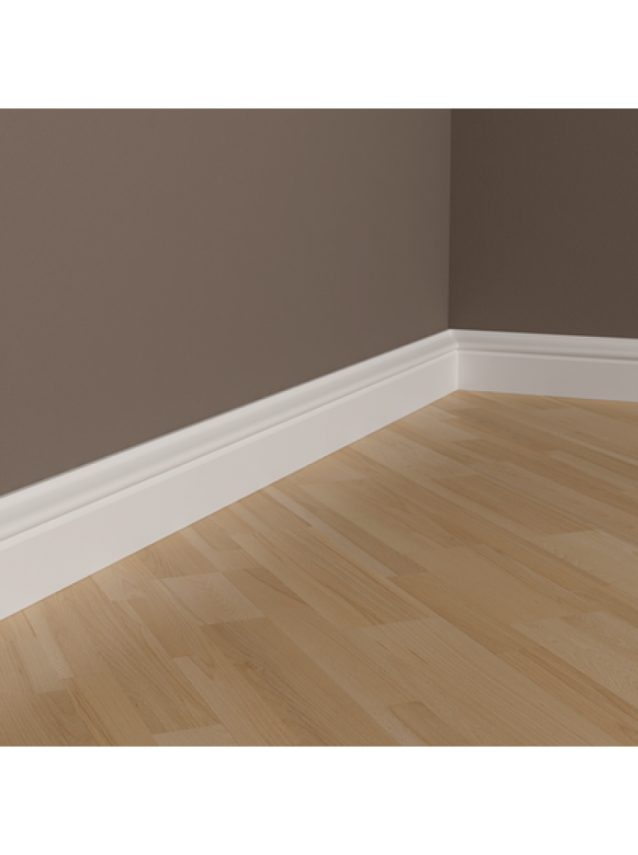 Белый широкий плинтус для пола в интерьере