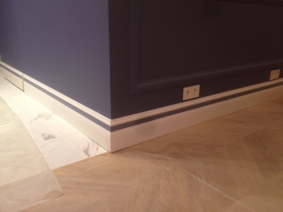 Напольный плинтус с подсветкой PN 050 led Евровуд